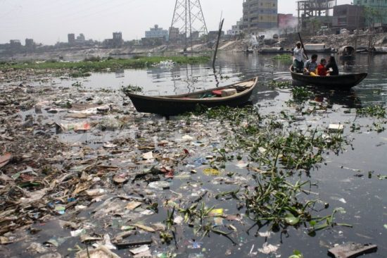 1395438399 water pollution in the buriganga river of bangladesh 4253435 550x366 Одна из самых грязных рек планеты