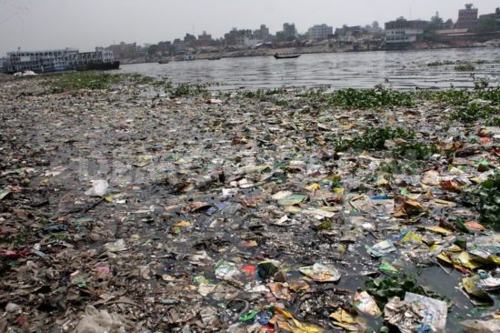 1395438406 water pollution in the buriganga river of bangladesh 4253453 550x366 Одна из самых грязных рек планеты