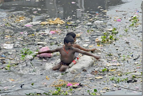 buriganga 3 550x369 Одна из самых грязных рек планеты