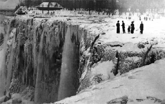 29 marta 1848 sluchilos neveroyatnoe sobytie Niagarskij vodopad ostanavilsya. Vsego na odin den no on zamerz 550x348 Ниагарский водопад замерз