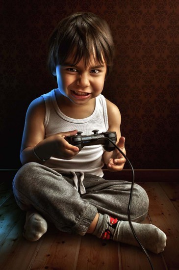 1362414007 adrian sommeling child joystick 365x550 Серия фотографий от Adrian Sommeling