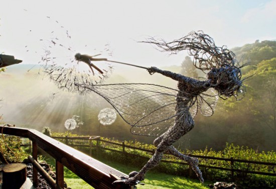 7047960 R3L8T8D 650 fantasywire wire fairy sculptures robin wight 23 550x376 Скульптуры из проволоки