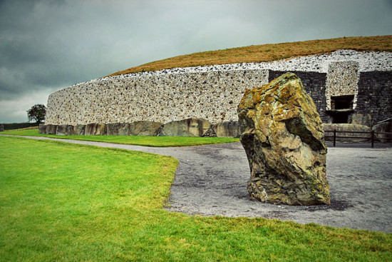 Newgrange Ireland 2015 550x367 Ньюгрейндж