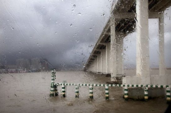 1356656868 christophe jacrot 16 550x366 Дождь