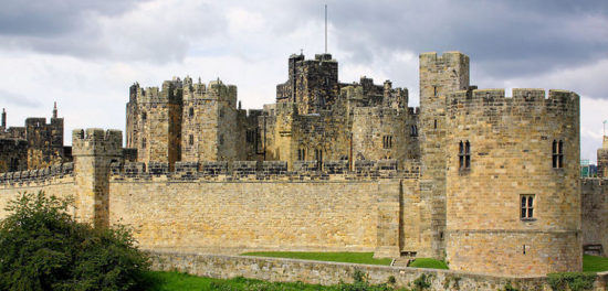 alnwick castle northumberland england 46171767 550x264 Настоящие замки Британии (2)