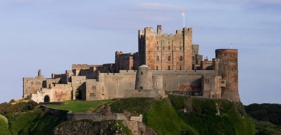 bamburgh castle northumberland england 46171703 550x264 Настоящие замки Британии (2)