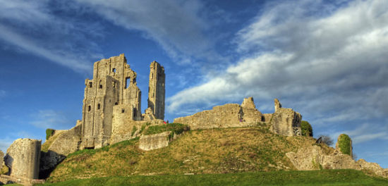 corfe castle dorset england 46171745 550x264 Настоящие замки Британии (2)