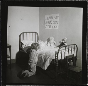 Girl%20praying%20in%20an%20orphanage,%20New%20York%20City,%201947 Галерея
