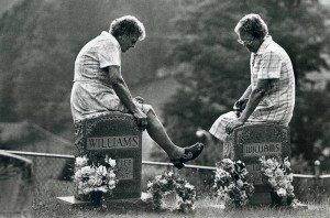 ©%20David%20Turnley.%20Two%20elderly%20women%20visiting%20the%20graves%20of%20their%20dead%20parents%20in%20the%20Appalachian%20Mountains%20sit%20on%20the%20headstones%20and%20talk Галерея