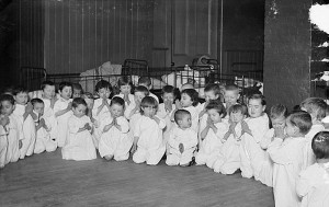 Abandoned%20children%20pray%20before%20bedtime%20at%20the%20Foundling%20Hospital%20in%20Manhattan Галерея