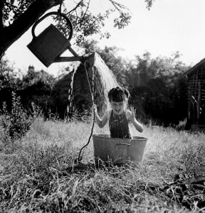 ©%20Robert%20Doisneau%20La%20douche%20à%20Raizeux,%201949 Галерея